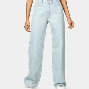  - Helt oanvända vida, ljusblå jeans från Junkyard i strl 27. 