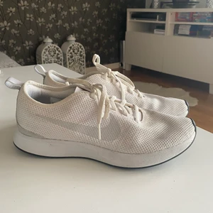 Nike skor - Supersnygga skor från Nike, passar vardags till löpning.  Köpta för 1500kr  Inte mycket använda