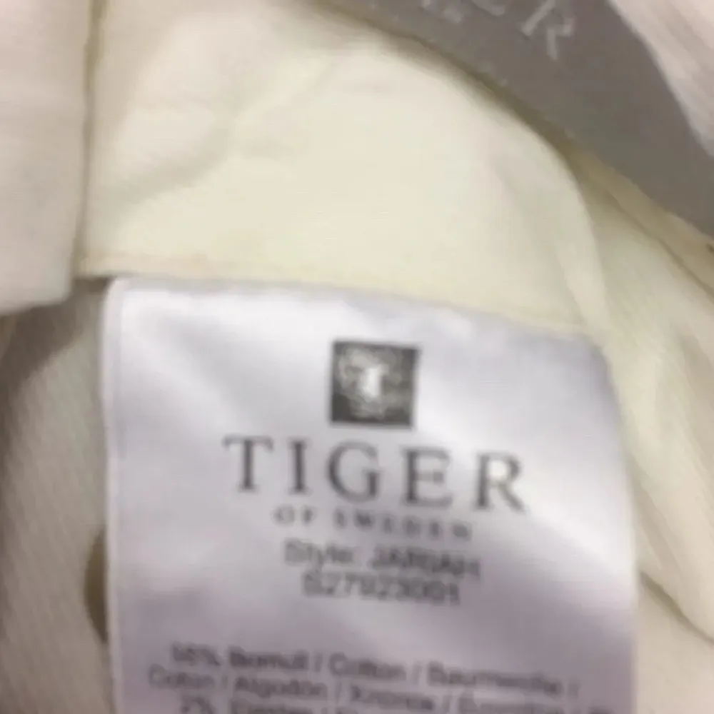 Säljer dessa beiga byxor från tiger of Sweden, aldrig använda endast testade. Pris kan diskuteras. Kan antingen mötas upp elelr fraktas (55 kr spårbart paket). Jeans & Byxor.