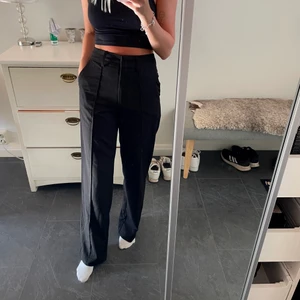 Helt nya kostymbyxor från NAKD - Helt nya och oanvända kostymbyxor från NAKD i strl 34. Säljer då de tyvärr är förstora för mig :/💕 Slits baktill på hälen. Köparen står för frakten!!! ✨ (Nypris: 499kr)