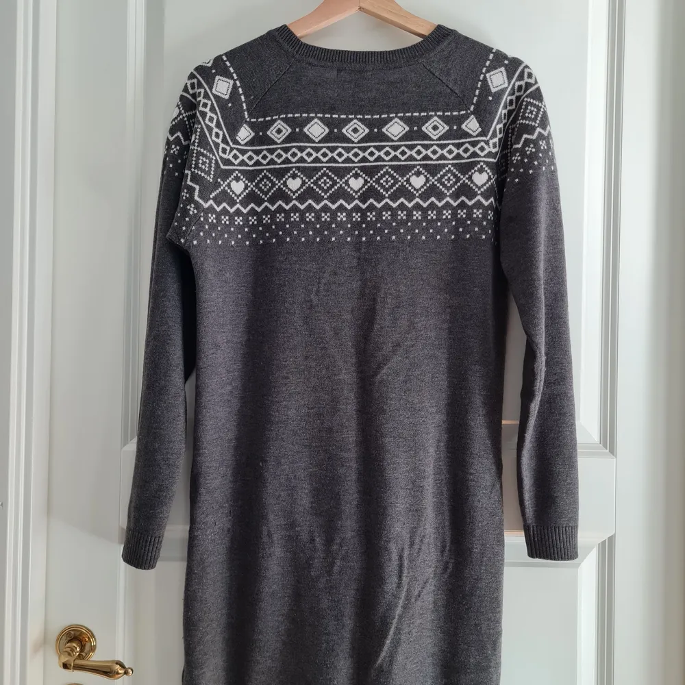 Grey comfy knitted dress with a pocket. Perfect condition 😊 Total length 84 cm.. Stickat.