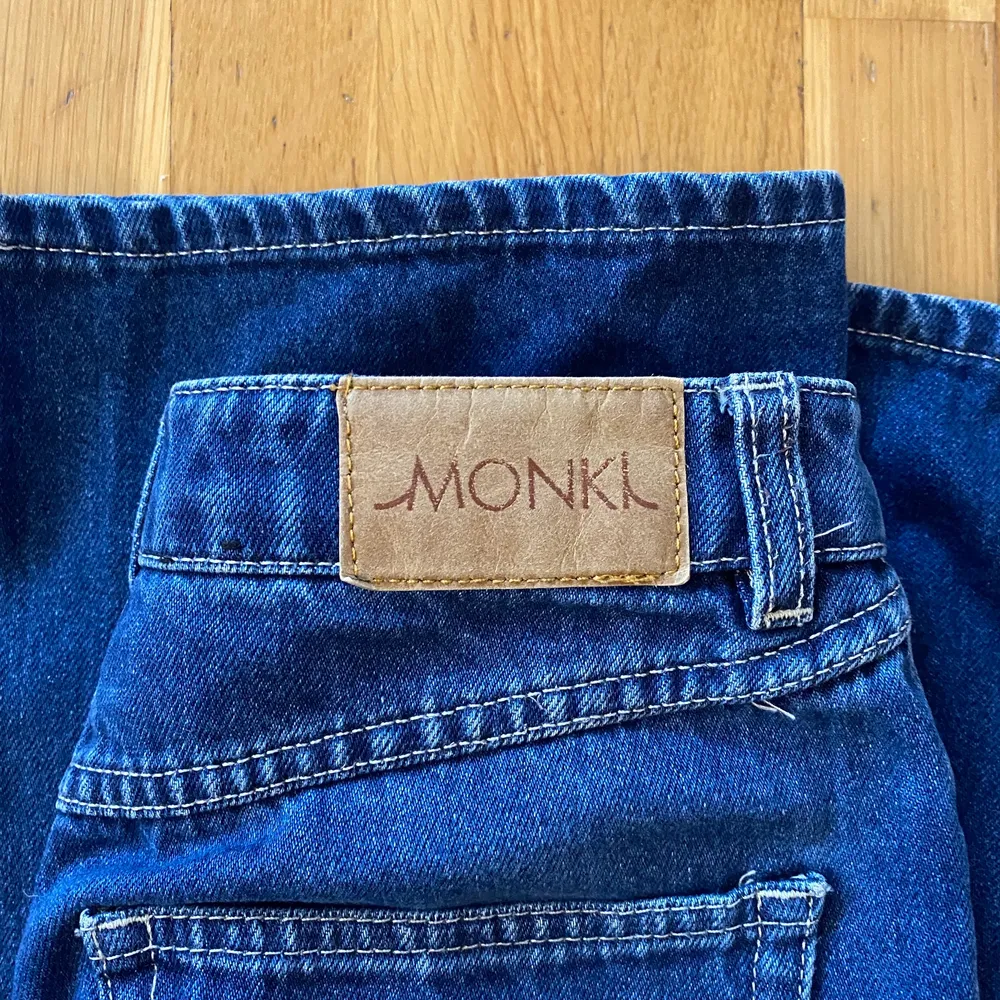Säljer mina superfina mörkblå jeans från Monki i modellen Mozik. Använda ett flertal gånger men de har inga supertydliga defekter. Nypris: 400kr 🌸  Köparen står för frakten!!. Jeans & Byxor.