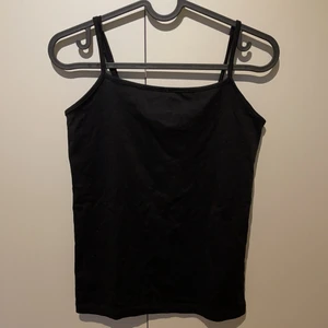 Linne - Linne köpt från Bikbok, i strl S. Skönt material och simpelt att ha under genomskinligt plagg. I nyskick.