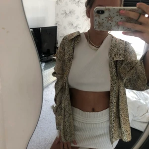 Silkes skjorta - Super snygg silkes skjorta med fint mönster🧡 Passar storlek XS-M beroende på hur over sized man vill ha den🧡