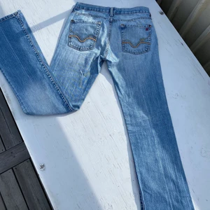 Lågmidjade jeans - Jättefina lågmidjade jeans som tyvärr är försmå för mig i midjan. Köparen står för frakt