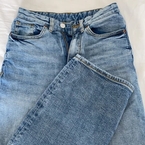 Blåa vida jeans från Monki - Säljer dessa vida jeans från Monki i storlek 24. Använda ett fåtal gånger 
