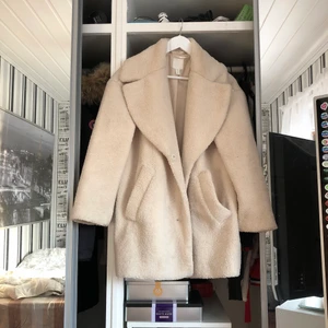 Teddyjacka  - Teddyjacka från hm, ligger bara i garderoben och skräpar! Den är oversized! Finns ett litet fimpmärke på jackan! 