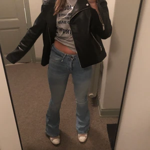 Midwaist Boocut jeans💕💕 - Ett par såååå fina bootcut jeans med midwaist från zara. Inte använda så mycket då de är lite för små, storlek 34!💖💖💖 Långa på mig som är 164