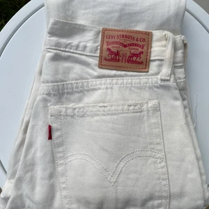 Levis wedgie jeans - Knappt använda vita Levis i modellen wedgie. Otroligt snygg modell, säljes pga är tyvärr lite för små för mig. Hög midja, relaxed leg med en svag taper. 100% bomull strl 27