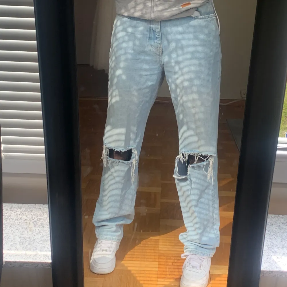 Gina tricot 90s high waist jeans.                                                     Säljer dessa trendiga byxorna från Gina i storlek 38. Används ett fåtal gånger och pga att det är för stora.                   Nypris: 599kr. . Jeans & Byxor.