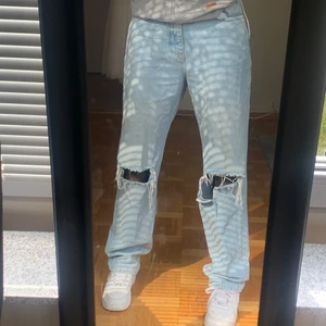 Gina tricot Jeans - Gina tricot 90s high waist jeans.                                                     Säljer dessa trendiga byxorna från Gina i storlek 38. Används ett fåtal gånger och pga att det är för stora.                   Nypris: 599kr. 
