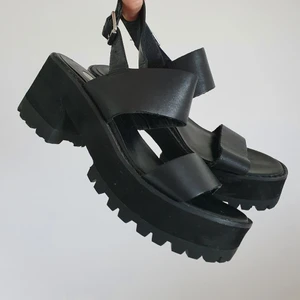 Platå skor - Fina platåskor som inte längre kommer till användning. Passar perfekt till en söt sommarklänning. Sparsamt använda. 