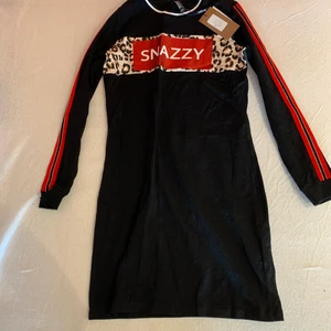 En långärmad klänning från Zalando - Har aldrig använt denna klänning därav att den inte riktigt är min stil. Säkert fin på hösten om det är för kalt för en sommar klänning. 