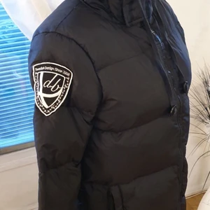 D Brand Vinter jacka  - Säljer en vinter jacka i märket D Brand swedish design since 2006. Köpt för 2000kr och säljs för 500+frakt