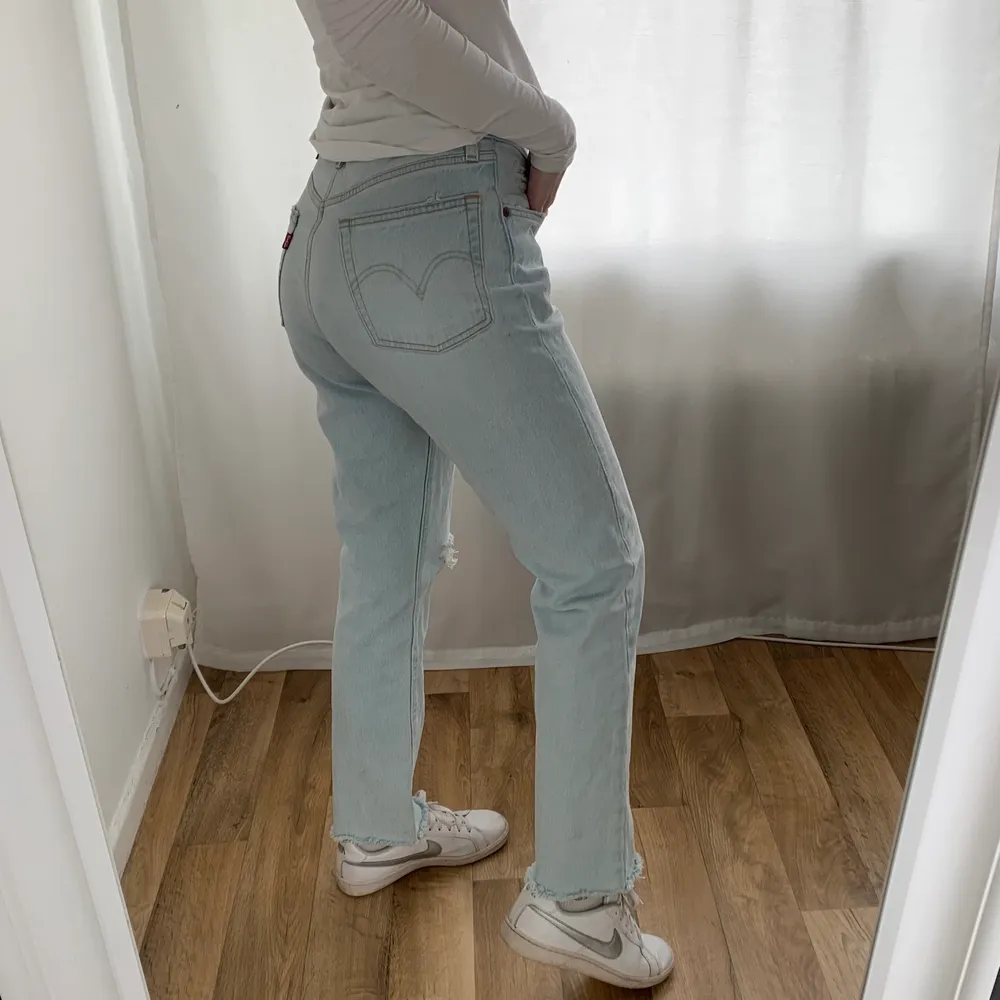Ljusblåa Levis jeans i strl 28, men passar mig som vanligtvis har 26-27, längd 28 och jag är 165 cm. Dem är normala i midjan. Knappt använda. Frakt tillkommer!☺️. Jeans & Byxor.