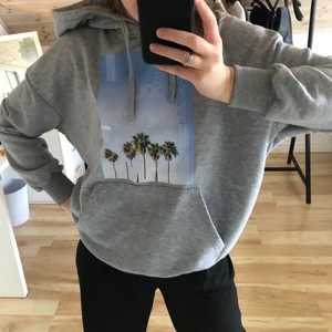 Oversize hoodie med tryck  - Overzise hoodie med snyggt tryck från NAKD, i princip oanvänd! Stl s, säljer för 80kr + 66kr frakt