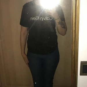 Svart Calvin klein tshirt - Svart super mjuk tshirt med Calvin Klein tryck på frammen, köpt på Åhlens för ca 400kr i julas, aldrig använd. Verkligen super snygg och härlig i alla former men passar verkligen inte min stil längre.. äkta Calvin Klein. 