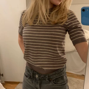 T-shirt - Säljer denna super söta tröja från hm. Den är använd 2-3 gånger och är i nyskick! Passar de flesta storlekar men skulle säga någon mellan xs-m💕💕