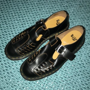 Dr Martens skor/sandaler nyskick 39 - Säljer ett par, närmast oanvända, Dr Martens i en modell som funkar fint både som sko och sandal. Storlek 39.