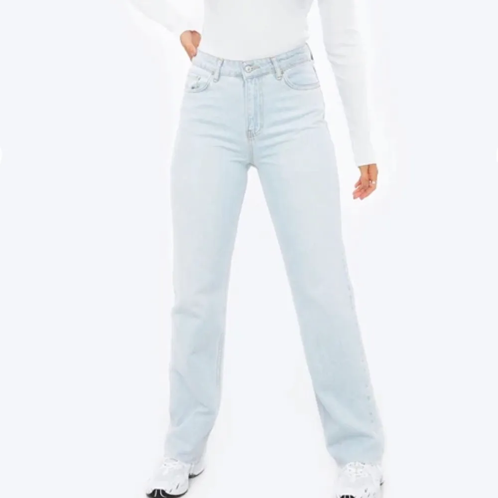 Ett par jätte fina raka jeans från Chiquelle. Dom är ljusblå i färgen, knappt använda! Säljer då dom inte kommer till användning. Köpta för 500kr, säljer för 100kr+frakt🤗 hör av dig vid frågor och intresse! . Jeans & Byxor.