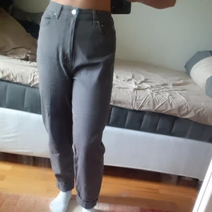 loose high-waist byxor - Jag säljer mina fina byxor från HM i färgen mörk grå. Som man kan se på bilderna är byxorna ganska höga i midjan och straight i forman. Helt nya och oanvända, i storlek 36. De sitter jätte bra på kroppen men tyvvär är inte min stil därför säljer jag dem.