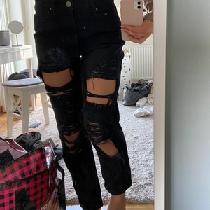 Jeans från Boohoo - Helt oanvända svarta rippade jeans från Boohoo stl 36. Köpare står för frakt. 