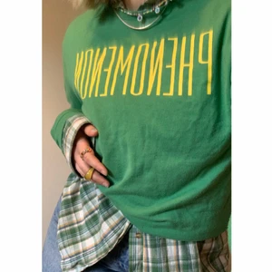 Grön snygg tröja - Från Carlings herravdelning - så snygg!! Välanvänd så den är en gnutta nopprig :) Bästa färgen 💚 Storlek L som passar alla beroende på vilken fit du önskar. :D