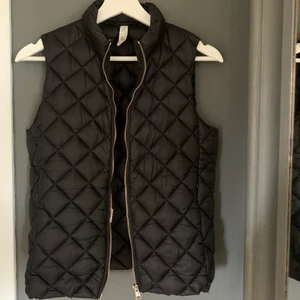 Svart väst från mango  - Säljer min väst i storlek xs från mango, fick den i vintras, köpt för 450 och säljer för 200 (pris går att diskutera) köpare står för frakt, den är precis som ny!