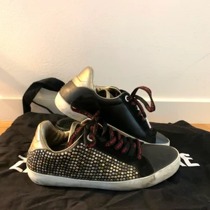Zadig skor - Säljer dessa jättesnygga sneakers ifrån Zadig Voltaire. Har lite slitningar på sulan annars väldigt bra skick. Nypris ca 5000, säljer för 1000💞 om flera är intresserade kommer jag öppna för budgivning!