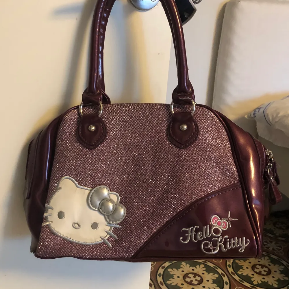 En jättefin Hello Kitty väska, helt oanvänd!! Fast pris  90kr!!. Väskor.