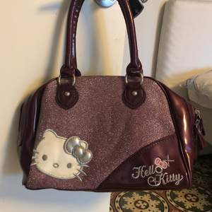 En jättefin Hello Kitty väska, helt oanvänd!! Fast pris  90kr!!