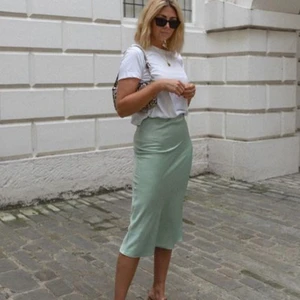 Satin kjol - {Första två bilderna är lånade} ljusgrön satin/silkes kjol från NAKD som är slutsåld💖 Storlek 36