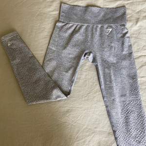 Vital seamless leggings från gymshark i storlek S. Använda 1-2 ggr, nyskick. Färgen är en blandning av blå och grå. 