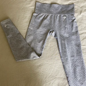 Gymshark tights  - Vital seamless leggings från gymshark i storlek S. Använda 1-2 ggr, nyskick. Färgen är en blandning av blå och grå. 