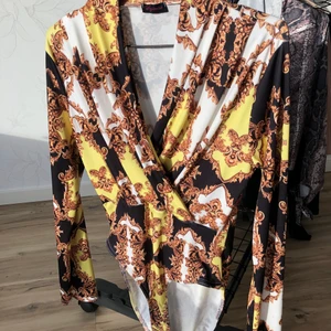 Body - Använd fåtal gånger.  Långärmad body i stretchigt material. Storlek 34. Köpt från JFR, nypris 299:-