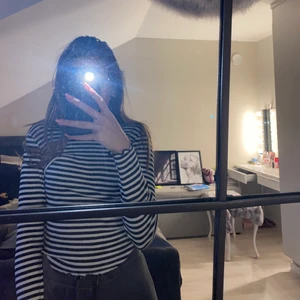 Randig tröja - Vit och svart randig långärmad tröja🖤🤍använd fåtal gånger! Köparen står för frakt!