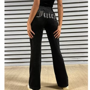 Juicy couture byxor storlek M - Har två par hemma som jag säljer för 900kr styck helt oanvända med lappar kvar dom e typ som s/m i storlek så dom är lite för små det är därför jag säljer dom. Skriv ifall bi vill ha bättre bilder eller undrar något.