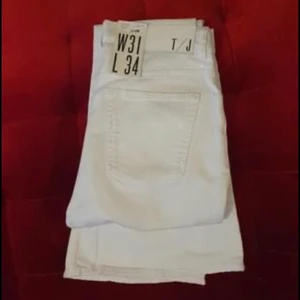 Helt nya TG jeans 31/32  - Helt nya jeans från Tiger of Sweden. Vita med utsvängd ben. Inköps pris 1200:- 