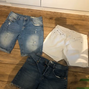 Jeans shorts - Jeansshort (med hål) från ginatricot i storlek M, för 20kr!!         Vita jeansshorts från HM i storlek 29, för 20kr!!                         Jeansshorts (mörkablåa) från lager 157 i storlek L, för 20kr!!     KÖP ALLA FÖR 50kr!! 