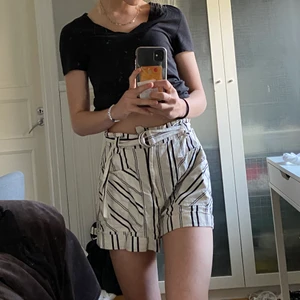 Randiga shorts i linne (ish) - Säljer mina älskade tygshorts från Bershka pga full garderob...😔 de har justerbart midjeband och är såsåså fina i modellen! Älskar materialet! 🤍 De är väldigt sparsamt använda utan defekter, köpare står för frakt💪🏼