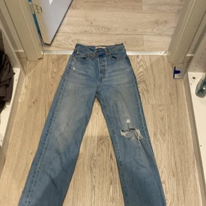 Levis jeans - Ett par byxor som är från Levis, använt ett få tal gånger och är i bra skick. Säljer de för att har blivit för korta men lite synd för har varit mina favoriter ett tag. Pris kan diskuteras. 