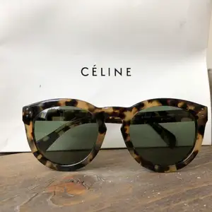 Säljer mina Celine solglasögon! Köpta 2016 på Nk i Stockholm. Nypris 3360kr! Kvitto, äktabevis tillkommer så man kan ställa in till sin stl. Inga repor och är i bra skick!! Buda gärna! 