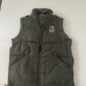 Parajumpers Väst - Militär Grön Parajumpers Väst Nyskick XXL Pris : 1500kr
