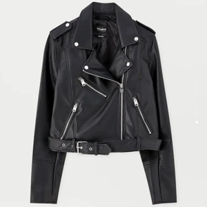 Faux skinnjacka Pull & Bear - Lite intressekoll på min skinnjacka från Pull & Bear! Den är använd bara några få gånger, nypris 359kr💞 den är i storlek M men är ganska liten i storleken. Kan absolut leverera den men lite oklart hur mycket frakten kostar💞 kan absolut också visa fler bilder på min egen om någon skulle vilja det!!