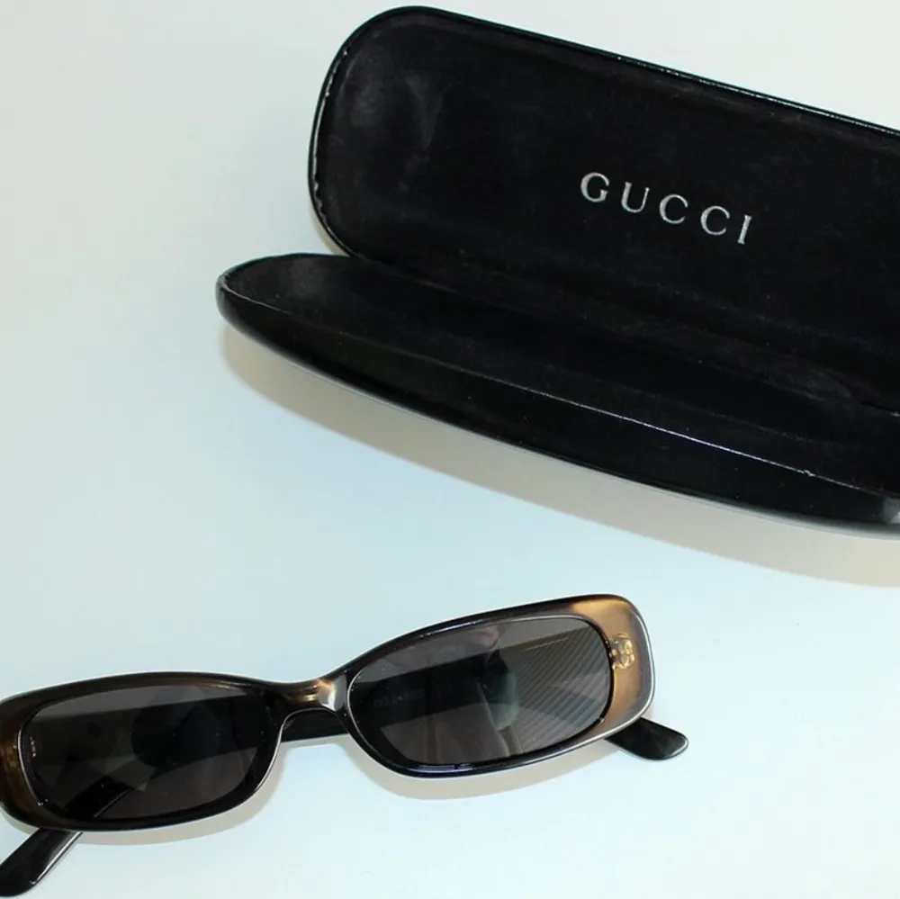 Säljer mina vintage Gucci solglasögon i finaste skick! Gör ont att sälja dessa men hoppas på att de får en ny ägare då de har så mkt kvar att ge💜 har tyvärr slarvat bort fodralet men glasögonen kommer med i en gucci-låda. Frakt tillkommer! . Accessoarer.