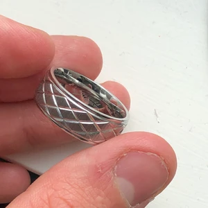 Ring i rostfrittstål - Superfin ring i rostfrittstål! Nyskick ✨. Diametern är 2cm. Köpare står för frakt 💞.