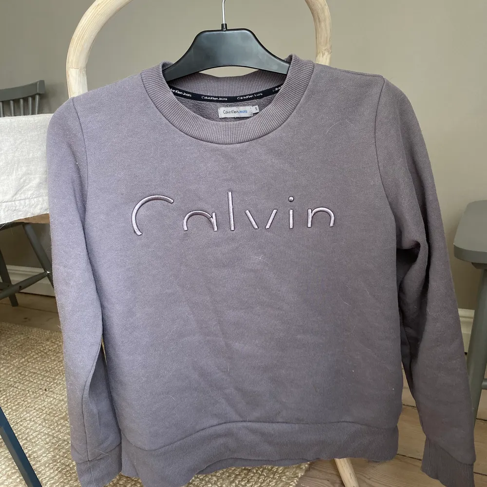 Calvin Klein sweatshirt storlek S. Sliten, därav priset. . Tröjor & Koftor.