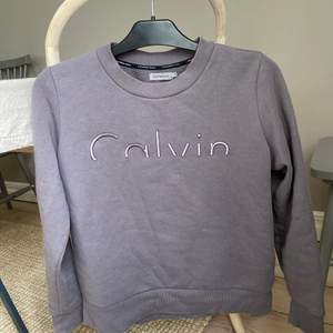 Calvin Klein sweatshirt storlek S. Sliten, därav priset. 