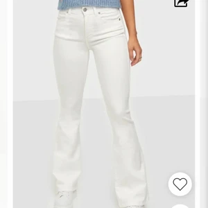 Bootcut jeans vita - Vita bootcut jeans, inte jätte använda så svin bra skick! Skriv för flera bilder så skickar jag! Sitter jätte fint och är normal midjade! Frakt 60 spänn!!
