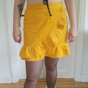 Gul Manchester kjol storlek 42 - Gul Manchester kjol storlek 42